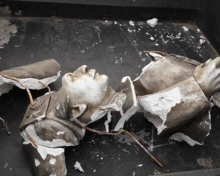 В Запорожье "обломки Сталина" принесли к памятнику жертвам Голодомора