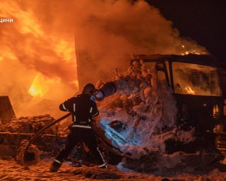 Погибли трое водителей: россияне нанесли удар по терминалу "Новой почты" в Сумах