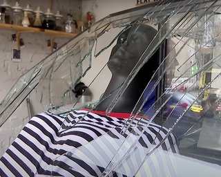 Худі порізало склом: в мережі показали, як бариста пережила удар балістики по Києву (відео)