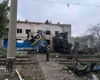 РФ масовано вдарила по депо "Укрзалізниці" в Одесі: поранено машиніста потяга (фото)