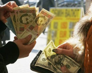 Курс гривны на "черном" рынке преодолел отметку 18 UAH/USD