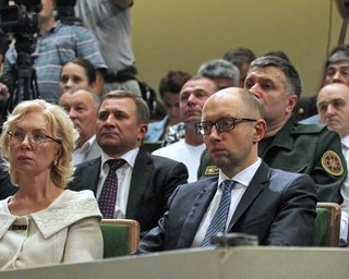 Фронт номер два. Как Яценюк и Турчинов давят на Порошенко