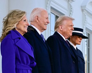 "Добро пожаловать домой": чета Трампов прибыла в Белый дом на чаепитие с Байденами (видео)