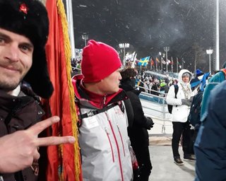 Россиян выгнали с Олимпиады за флаг с Лениным