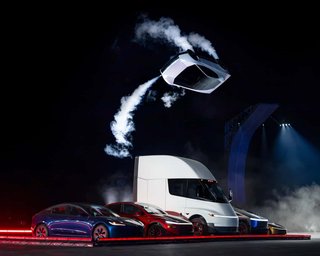 Tesla Roadster может летать и ездить по потолку: инженер проверил невероятные трюки Маска