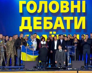 Зеленский и Порошенко стали на колени на НСК "Олимпийском"