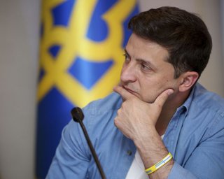 Зеленский о выборах на Донбассе: сначала вывод войск
