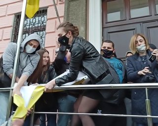 Под судом, где избирают меру пресечения Медведчуку, начались столкновения (видео)