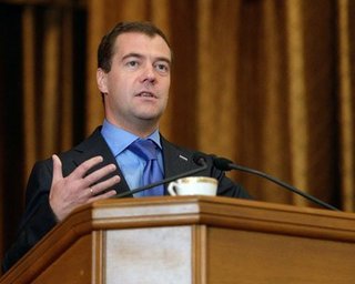 Медведев: в Киргизстане надо все решить законно, но жестко