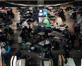 Намети й тиснява на платформі: від удару ЗС РФ у метро Києва ховалась 41 тисяч людей, — деталі
