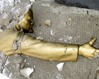 Повалили еще два памятника Ленину - на Волыни и в Кировограде