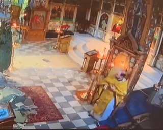 Обстріл України: в Одесі уламок стелі ледь не убив священника, — соцмережі (відео)