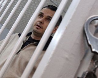 У голодающего Сенцова выпадают зубы и волосы, - сестра