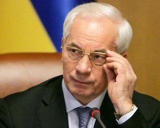 Азаров поручил пересмотреть систему оплаты труда бюджетников