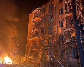 Ракета разнесла двор, пока люди спали: жуткие подробности падения ракеты в Запорожье (видео)