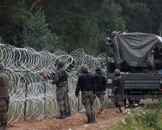 "Агрессивная провокация": в Польшу из Беларуси вторглись вооруженные люди в форме (видео)