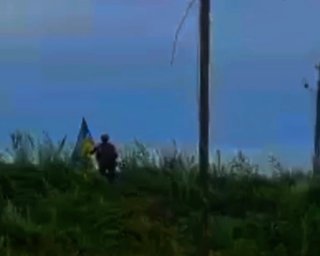 28-я бригада ВСУ установила украинский флаг на Курдюмовской дамбе (видео)