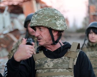Не забрал свой "Оскар": актер Шон Пенн пропустил церемонию ради поездки в Украину, — NYT