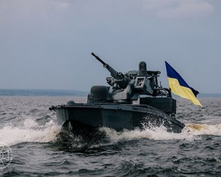 Недалеко от Ялты был поражен танкер "теневого флота" РФ: СБУ показала кадры операции (видео)