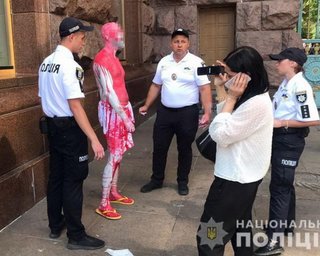 "Хотів уваги": на Хрещатику чоловік облив себе і флагшток червоною фарбою (відео, фото)