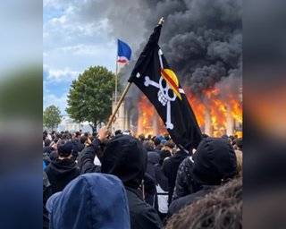 Бунт и пиратство: почему участники митингов во Франции выбрали "Веселого Роджера" символом протеста (фото)