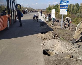 В Станице Луганской завершают возведение временного моста