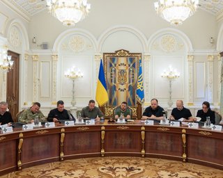Зеленський провів засідання РНБО: Залужному доручили звільнити всіх обласних військкомів (відео)