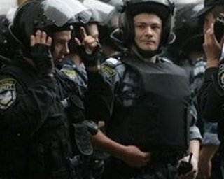 Кирилла на Владимирской горке охраняет Беркут