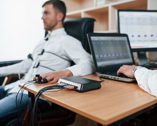 Перевірки на детекторі брехні: Зеленський вимагає знайти того, хто "злив" деталі угоди щодо надр, — FT