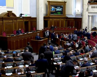 "Хочу бути чесним": нардеп-мажоритарник оголосив про вихід із фракції "Слуга народу" (відео)