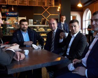 Зеленскому выписали штраф за посещение кафе в Хмельницком