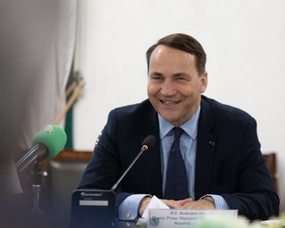 "Вони з'їли зебр, вони вкрали гроші": Сікорський потролив Орбана після скандалу з інкасаторами