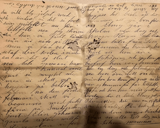 Пролежал в стене 110 лет: супруги нашли запечатанное письмо из прошлого и разгадали тайну