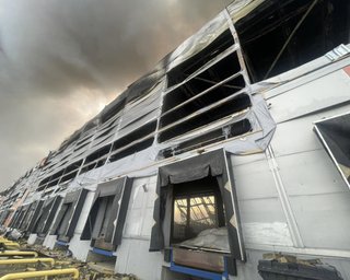 За одну ночь потеряли все: РФ уничтожила крупнейший склад средств защиты Delta Plus в Украине (фото)