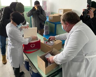 Вакцину Pfizer будут развозить по Украине в контейнерах с сухим льдом, - Ляшко
