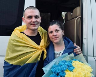 Побачились в автобусі: мати та син з "Азовсталі" три роки перебували у російському полоні