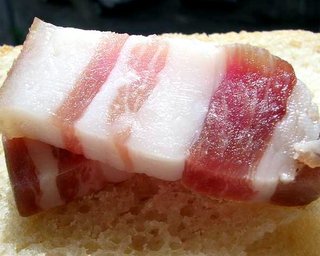 Украина продлила лицензирование импорта мяса птицы и сала на 2012 год