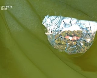 У Сумах прапор України затримав уламок російського снаряду (фото)