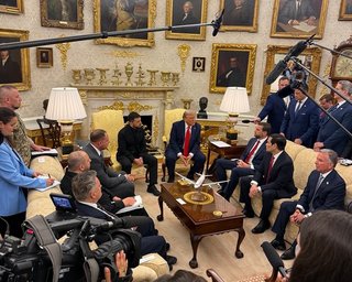 "Я переоделся, а ты нет": Зеленский осадил журналиста Трампа, который оскорбил его в прошлый раз