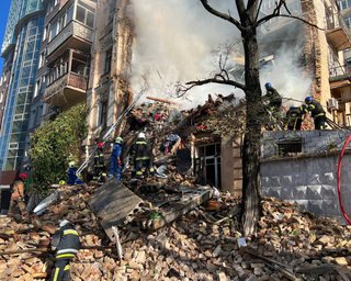 Одна женщина погибла: в Киеве спасатели продолжают расчищать завалы разрушенного дома