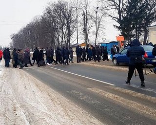 У Чернівецькій області люди перекрили дороги через високі тарифи (фото)