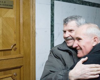В лагере я сидел с элитой общества — профессорами, генералами, врачами, — Виктор Кукса