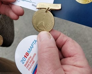 Шторм не пускает в Крым авто с медалями за выборы Путина