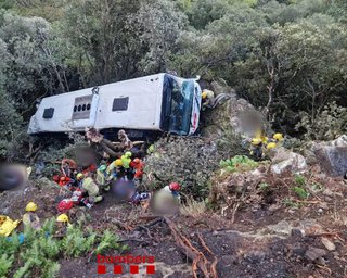 В Испании автобус упал с 20-метрового склона: пострадали 83 человека