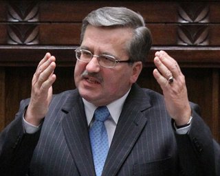 Коморовский лидирует на выборах президента Польши