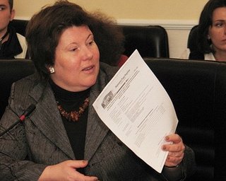 Женщины подали на Азарова в суд