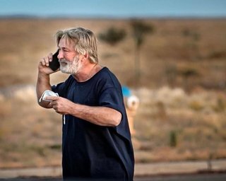 "Холодное оружие". Стало известно, кто передал Болдуину винтовку с боевыми патронами