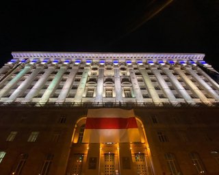 На здании мэрии Киева развернули огромный бело-красно-белый флаг