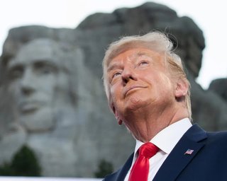 Додав себе до гори Рашмор: Дональд Трамп показав "золоту" версію меморіалу президентів (фото)
