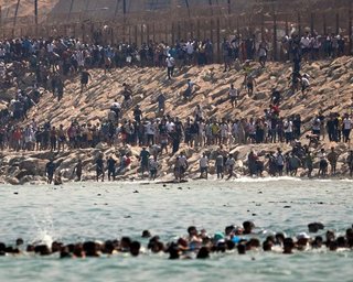Міграційна криза в Іспанії: влада збудує новий бар'єр після прориву 60 тисяч мігрантів (відео)